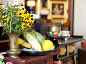 故人への供養。新盆（お盆）の祭壇と供物