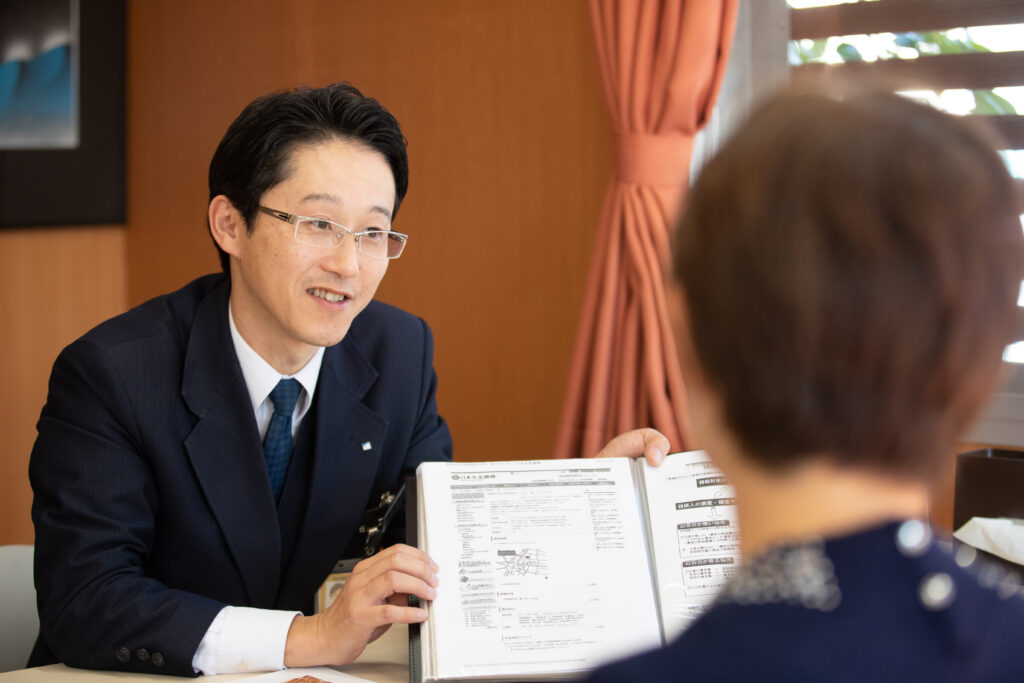 家族葬 葬儀の打合せ。お客様のご希望に合わせた よりそった葬儀プランのご提案をします。